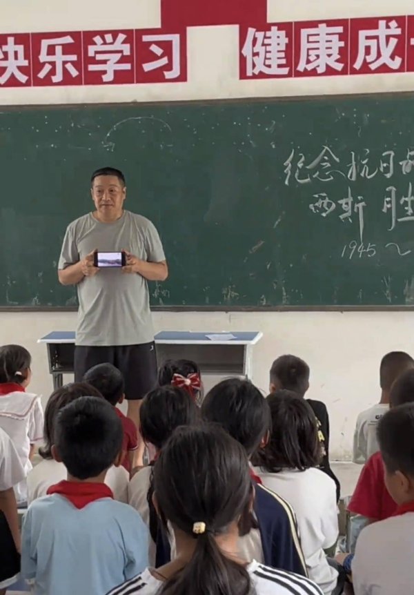 牛来了 准备好的电视机突然断网，小学老师举着手机让学生看阅兵直播，校长：不能让孩子们留遗憾
