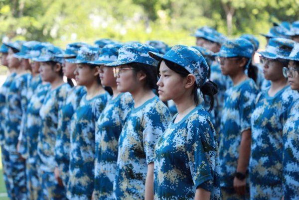 盛宝策略 迷彩青春正当时，临沂士博高级中学举行2025级军训动员大会